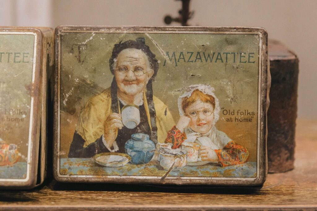 Ilustração vintage de uma idosa e uma criança sentadas à mesa, simbolizando sustento familiar, responsabilidade e pensão alimentícia.