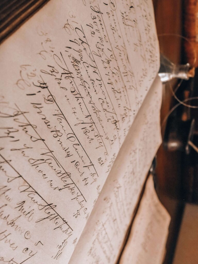 Documento manuscrito em close-up, simbolizando cláusulas contratuais, renúncia de direitos e análise jurídica de contratos.