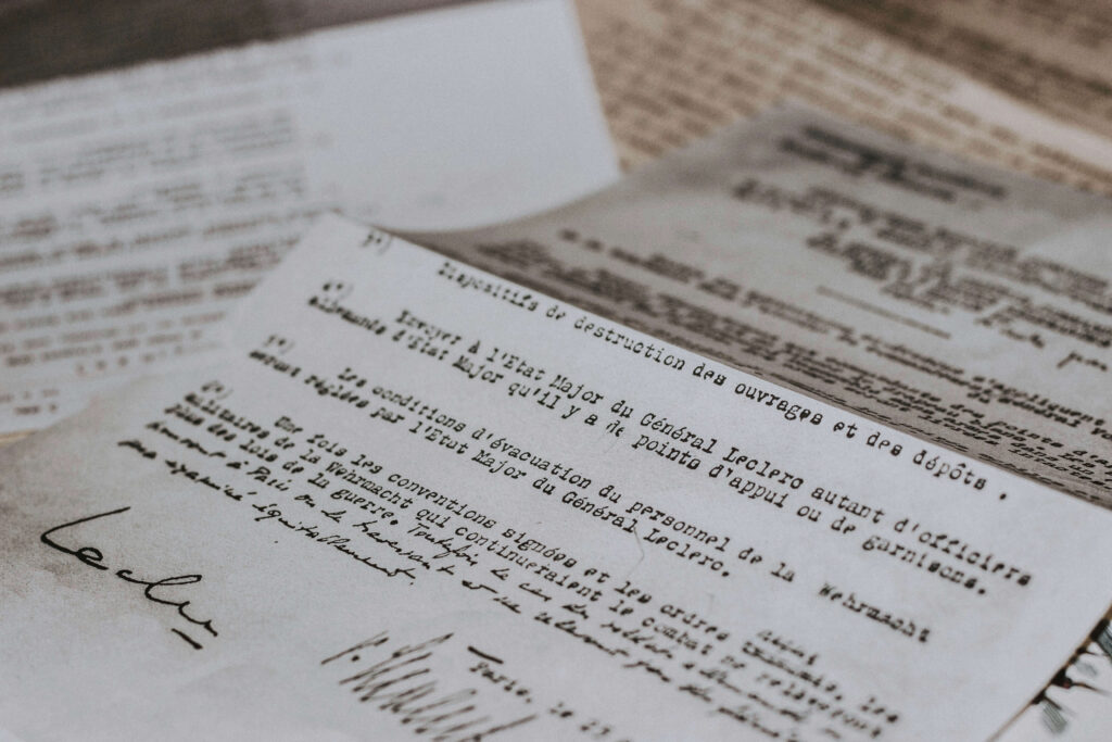 Documento histórico datilografado em francês, com rasuras manuscritas e a assinatura "Leclerc" no canto inferior esquerdo, representando a fase de negociação, atas de intenção e a construção formal de um pré-contrato.