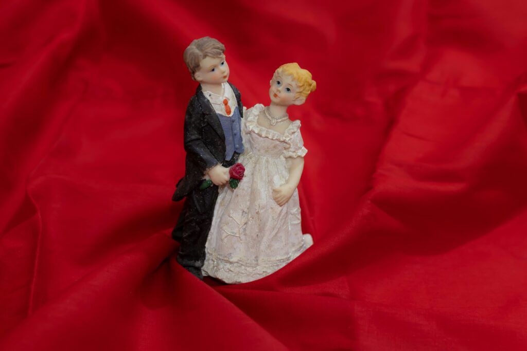 Miniatura de casal representando o casamento, relacionada ao tema do divórcio internacional.