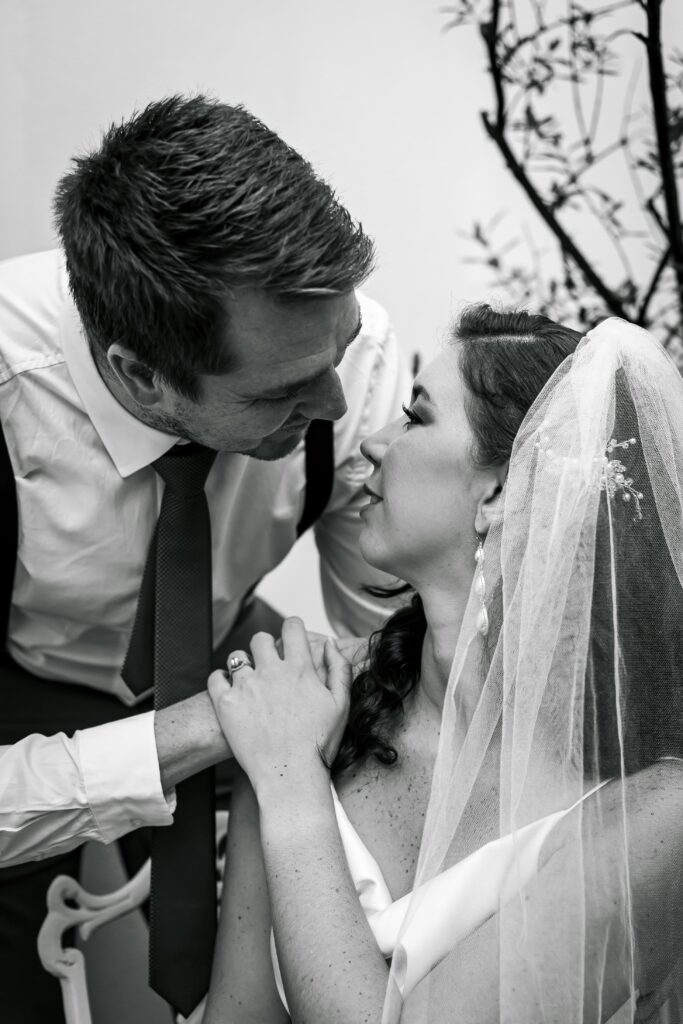 Noivos em momento romântico durante o casamento, representando a união de um casal em um casamento internacional.