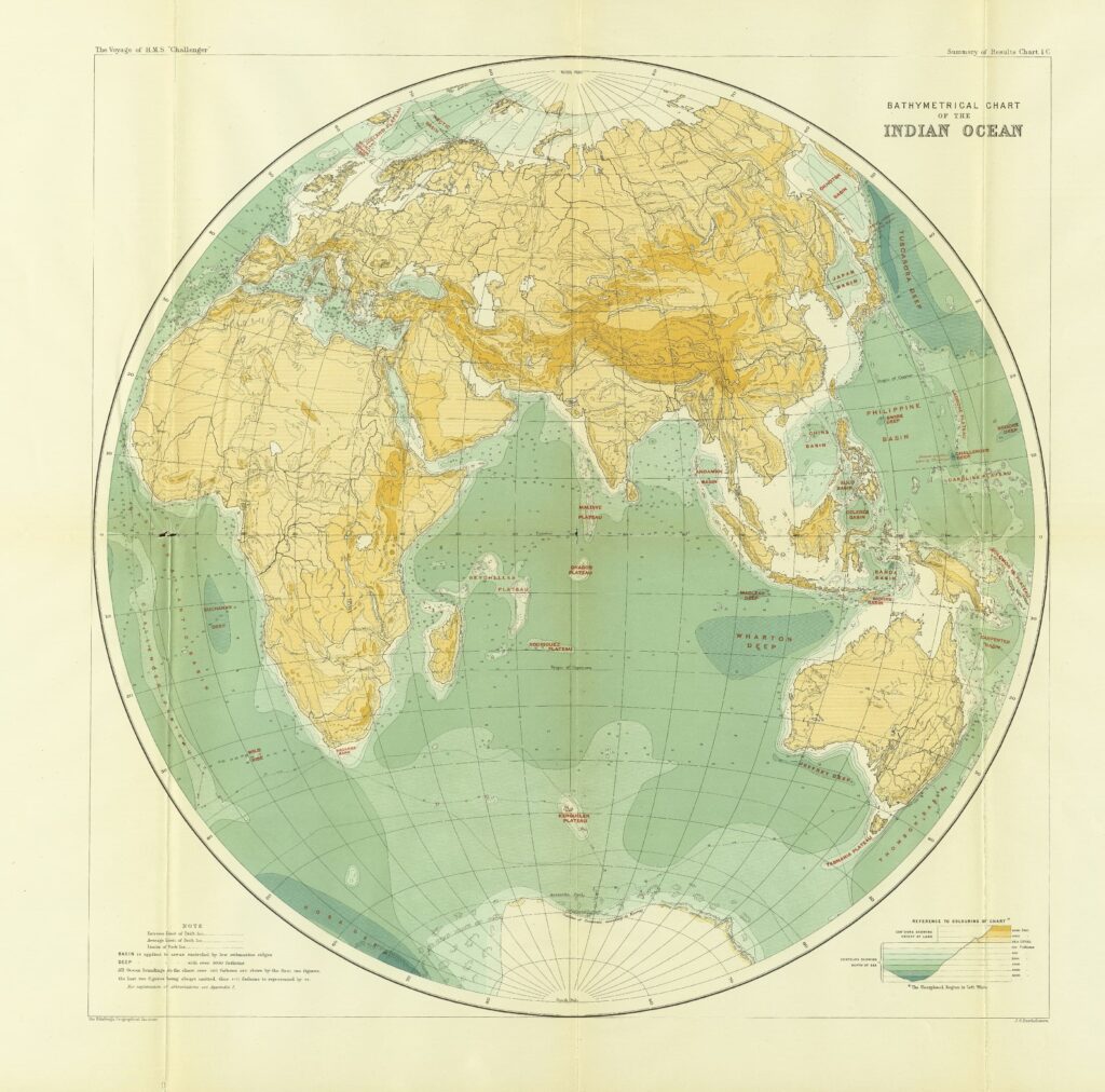 Mapa antigo do hemisfério mostrando continentes e oceanos em tons de verde e dourado, simbolizando a união entre nações no casamento internacional.