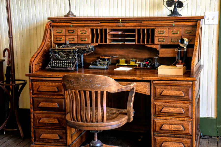Mesa vintage com máquina de escrever, remetendo ao cálculo do auxílio-doença do INSS