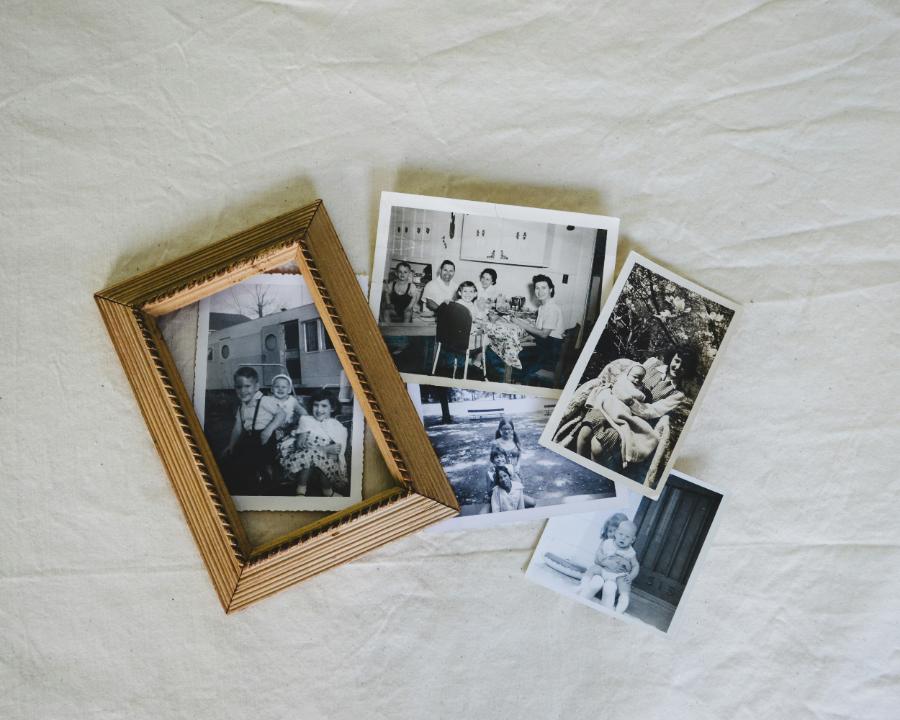 Porta-retratos vintage com fotos de família, simbolizando o vínculo entre pais e filhos na guarda compartilhada
